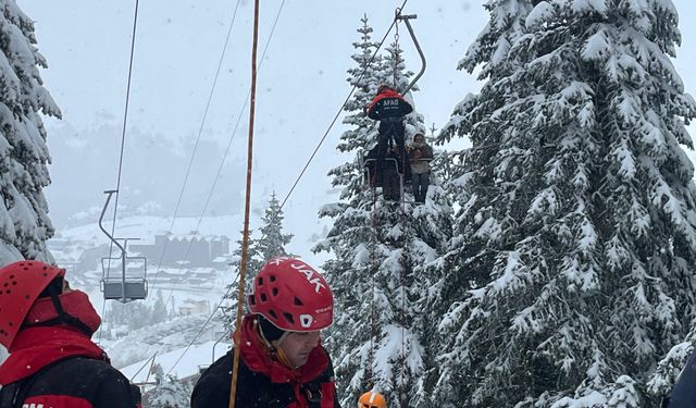 Telesiyej arızası: 52 tatilci kurtarıldı