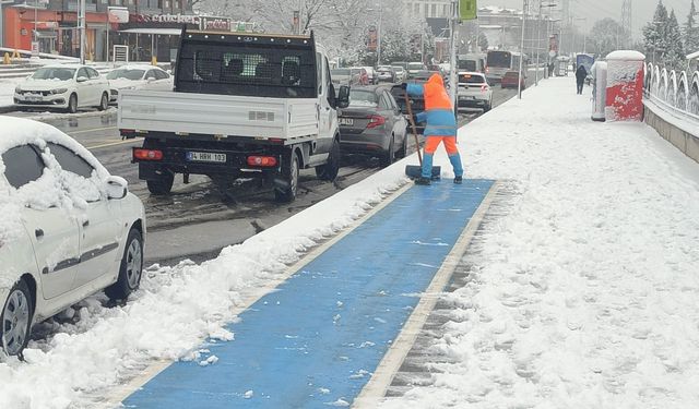 Serdivan’da karla mücadele ekipleri sahada