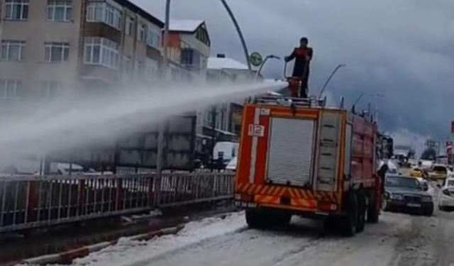 Karla kapanan yollar deniz suyuyla açılıyor