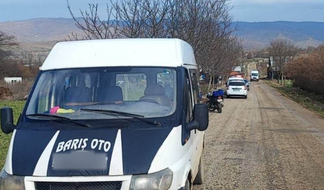 Minibüs ile motosiklet çarpıştı: 2 yaralı