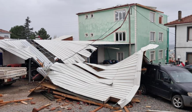 Şiddetli fırtına evin çatısını uçurdu