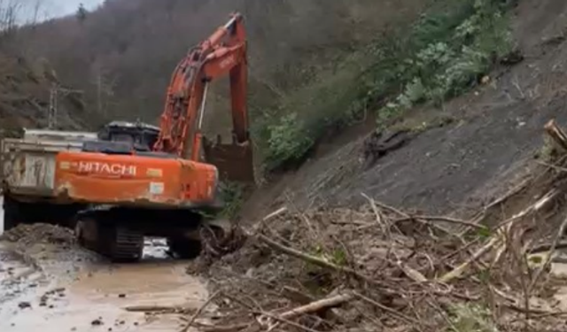 Köy yolunda tekrar heyelan meydana geldi