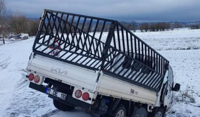 Buzlu yolda kayan araç tarlaya uçtu; 1 yaralı