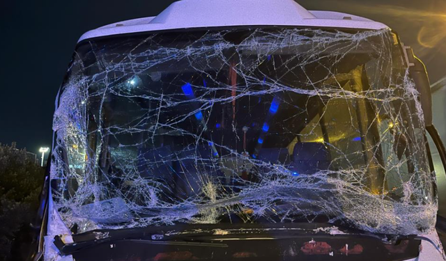 Servis minibüsü tıra çarptı: 6 yaralı