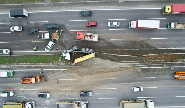 Kuzey Marmara Otoyolu’nda hafriyat kamyonu yan yattı