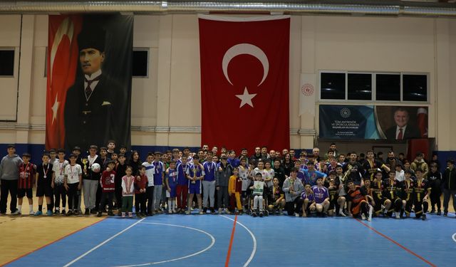 Ferizli’de Futsal Turnuvası Kupası’nın sahibi Kemalpaşa FK oldu