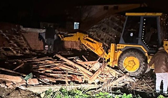 Karapürçek’te besi çiftliğinin çatısı çöktü: 4 büyükbaş telef oldu