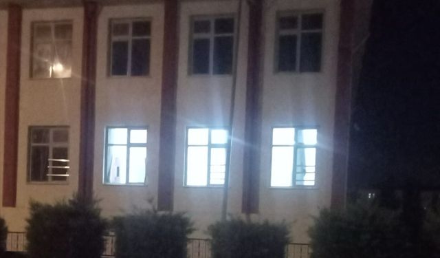 Serdivan Anadolu Lisesi'nde 4 gündür yanan ışıklara vatandaş tepkisi