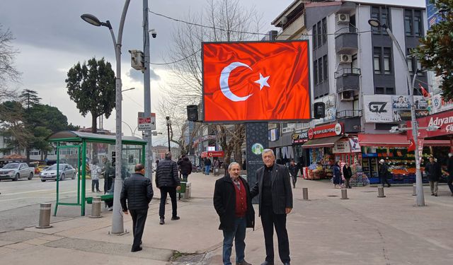 Akyazı’da reklam panoları Türk bayrağıyla süslendi