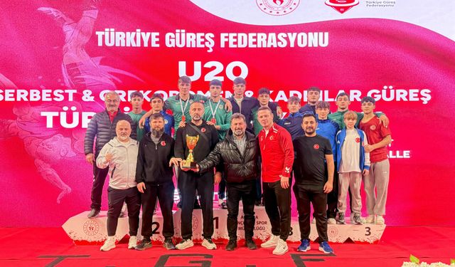 Büyükşehirli güreşçilerden Ankara’da madalya yağmuru