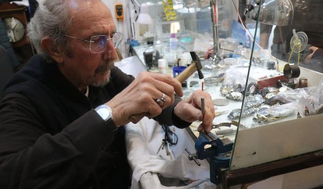 Okuldan vazgeçti, ömrünü akrep ve yelkovana adadı