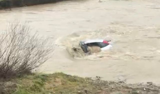 Suya gömülen otomobilden halatlı kurtarma operasyonu