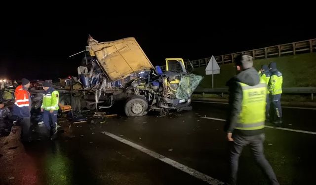 TEM’de mobilya yüklü kamyon ile tır çarpıştı: 1 yaralı