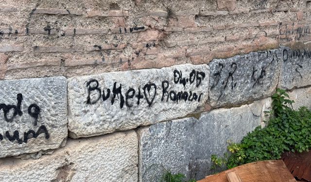 2 bin yıllık surlara sprey boya ile yazı yazdılar