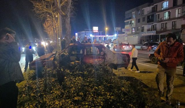 Sakarya plakalı otomobil refüjdeki ağaca çarptı: 1 kişi yaralandı