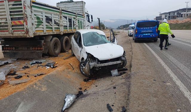 Otomobil park halindeki tıra çarptı