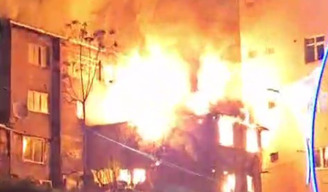 İki katlı ahşap metruk bina küle döndü