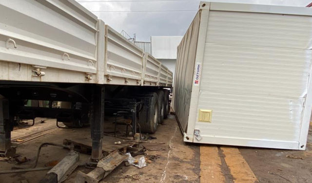 Konteyner ile tır dorsesi arasında sıkışan işçi yaralandı