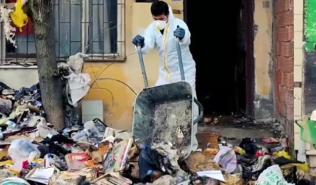 Kötü koku ihbarıyla gidilen evden 30 ton çöp çıktı