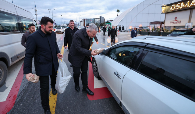 İftara yolda yakalananlara iftariyelik dağıtıldı