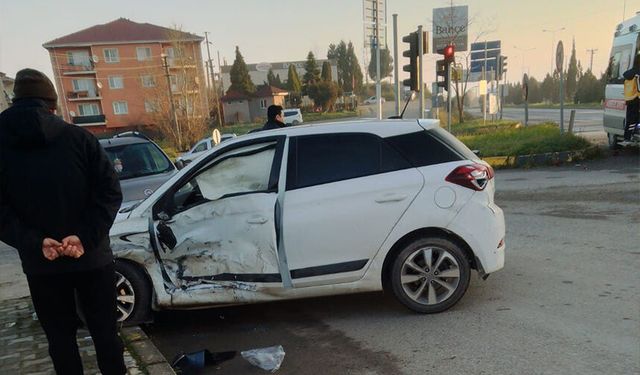 Ferizli Gölkent Sapağı’nda ambulans kazası: 3 yaralı
