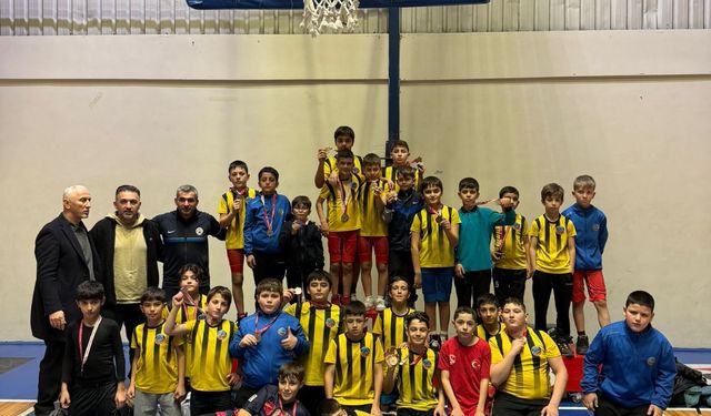 Serdivan Belediyesi Güreş Takımı’ndan çifte şampiyonluk