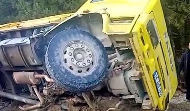 Bolu'da lastiği patlayan hafriyat kamyonu devrildi: 1 yaralı