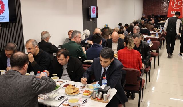 MHP Adapazarı İlçe Teşkilatı iftarda buluştu