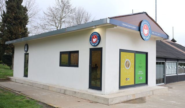 Sakarya’da öğrenciler çamaşırları yıkanırken kitap okuyor