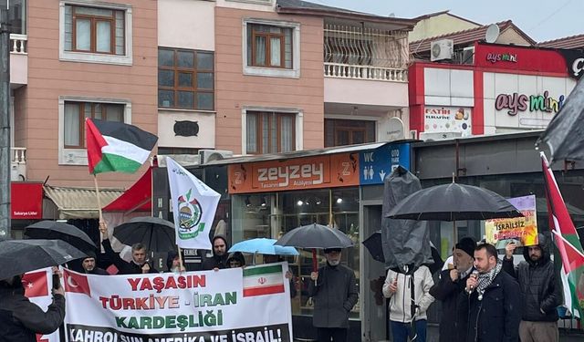 Sakarya Filistin Gönüllüleri'nden meydanda Filistin ve İran için destek eylemi
