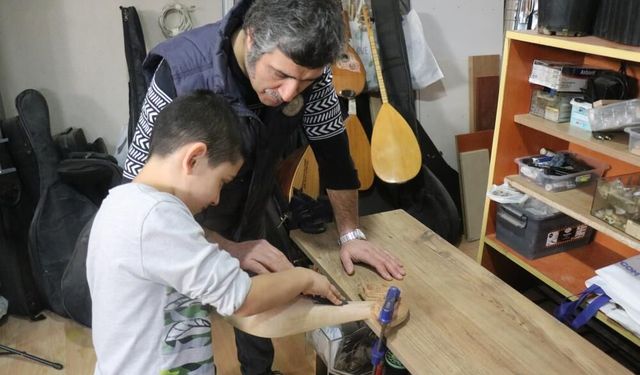 Sakaryalı usta tam 34 yıldır bu işi yapıyor: Çırak bulamayınca oğluna öğretmeye başladı!