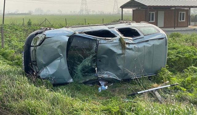 Hafif ticari araç takla attı