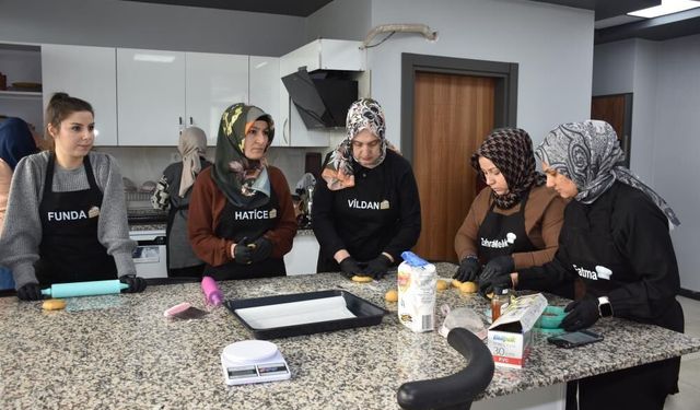Kadınlar bu kursta hem öğreniyor, hem ailelerine destek oluyor