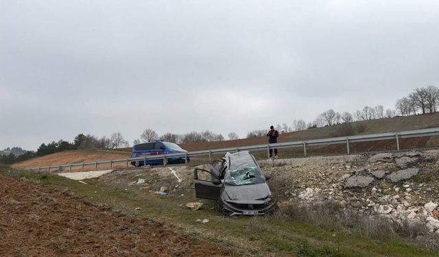 Bilecik'te direksiyon hakimiyetini kaybeden sürücü tarlaya uçtu: 1 yaralı