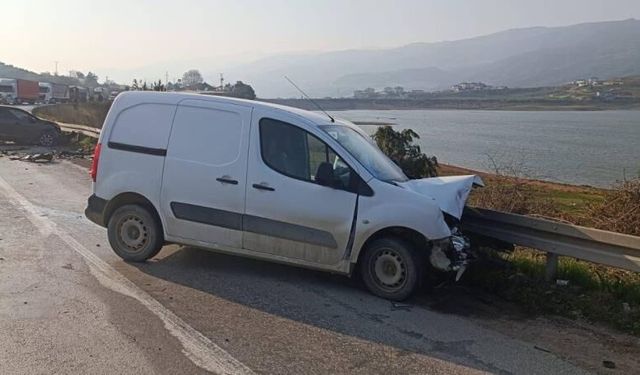 Pamukova yolunda iki otomobil kafa kafaya çarpıştı: 1 yaralı