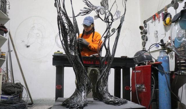 Korktuğu metali sanata dönüştürdü, eserleri Avrupa'ya ulaştı