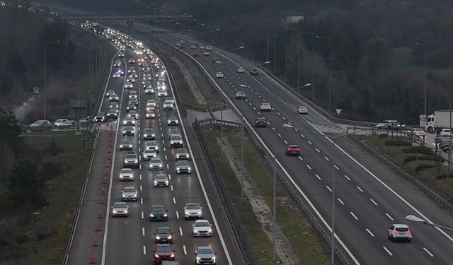 Bolu'da tatilcilerin dönüş yoğunluğu: Kilometrelerce araç kuyruğu oluştu