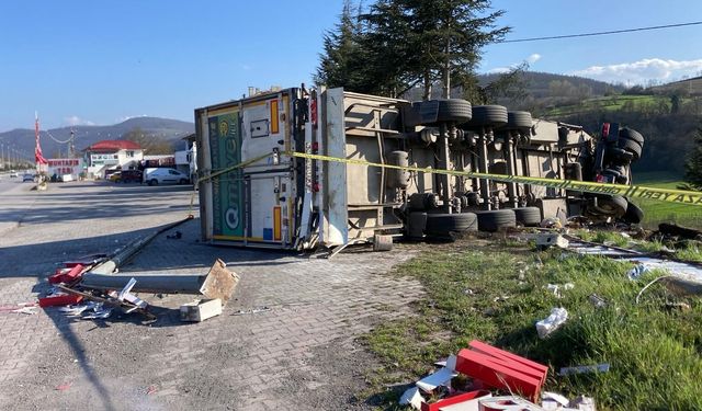 Çay yüklü tır kaza yaptı