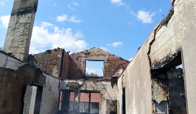 2 katlı ev yangında kül oldu