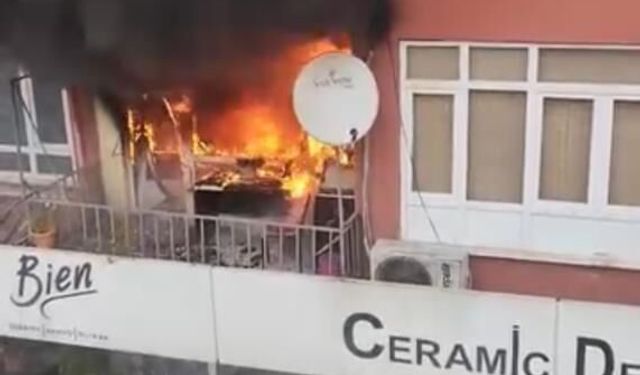 Daire alevlere teslim oldu, 4 kişi dumandan etkilendi