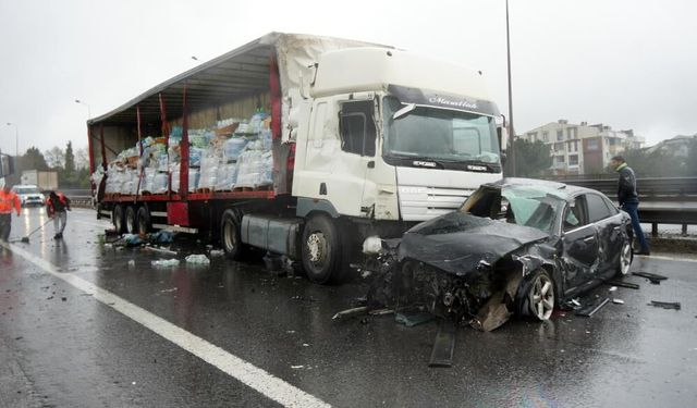 TEM'de 6 araç birbirine girdi: Tırda yüklü sular yola saçıldı