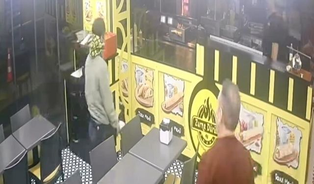 Sakaryalı emekli polisin öldüğü İzmit'teki silahlı saldırı öncesi şüphelilerin dönercideki görüntüleri ortaya çıktı