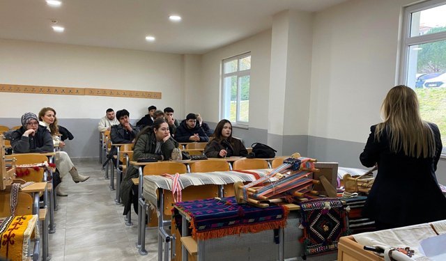 SUBÜ Sakarya MYO’da uygulamalı dokuma eğitimi düzenlendi