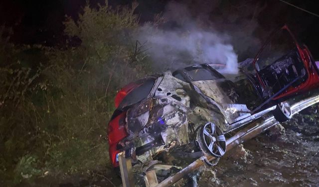 Alkollü sürücü bariyerlere çarptı, araç yandı