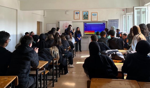 SUBÜ öğrencilerinden okullarda bağımlılığa karşı farkındalık etkinlikleri