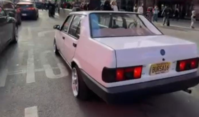 1995 model Tofaş New York sokaklarında