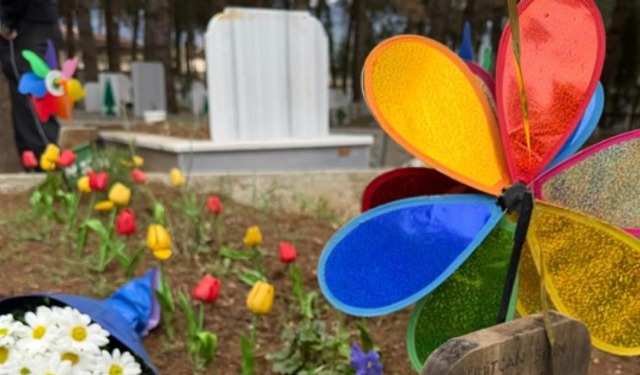 Öldürülen oğlunun doğum gününü mezarı başında kutladı
