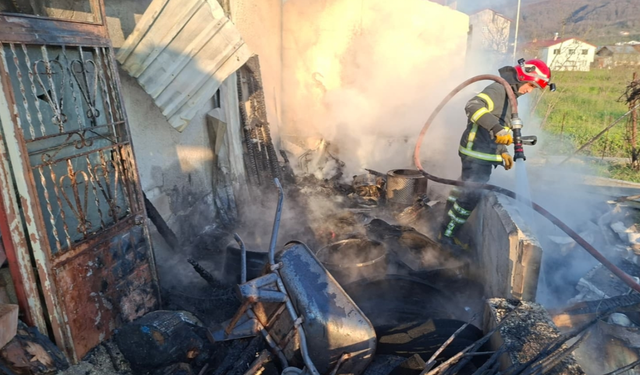 Akyazı’da depo yangını korkuttu