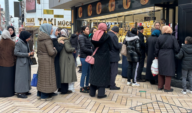 Kuyumcularda kuyruk oluştu