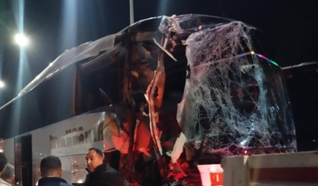 Kuzey Marmara Otoyolu'nda otobüs tıra çarptı: 10 yaralı